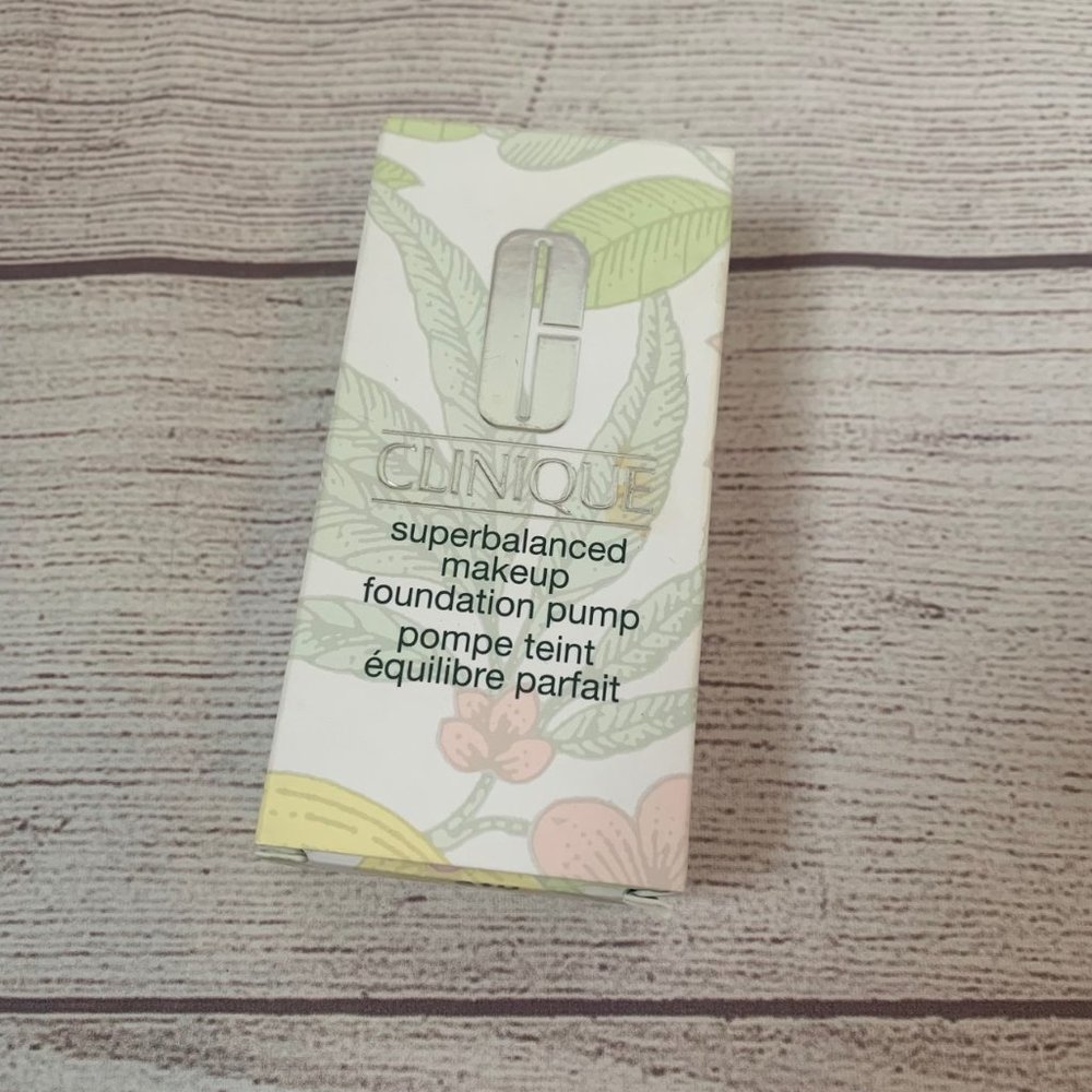 Clinique Foundation Pump NEW Unopened in Box